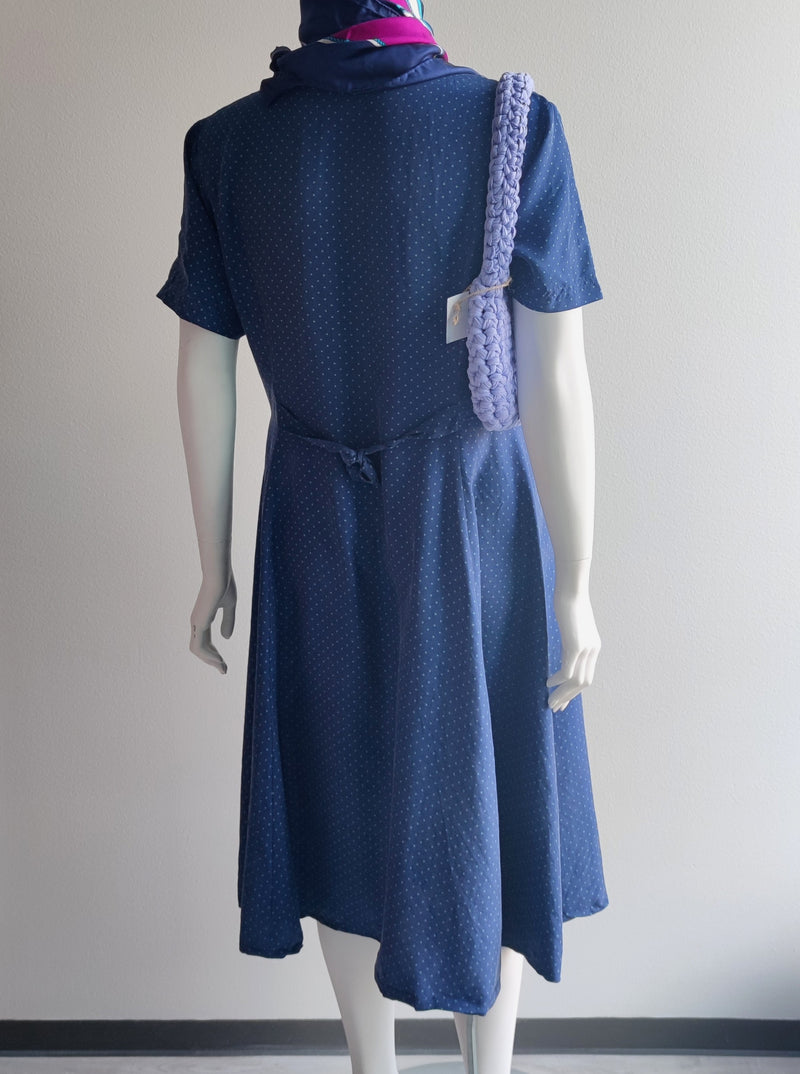 Tummansininen silkkimekko pallokuviolla, L