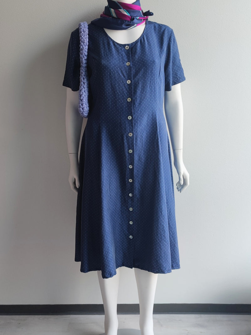 Tummansininen silkkimekko pallokuviolla, L