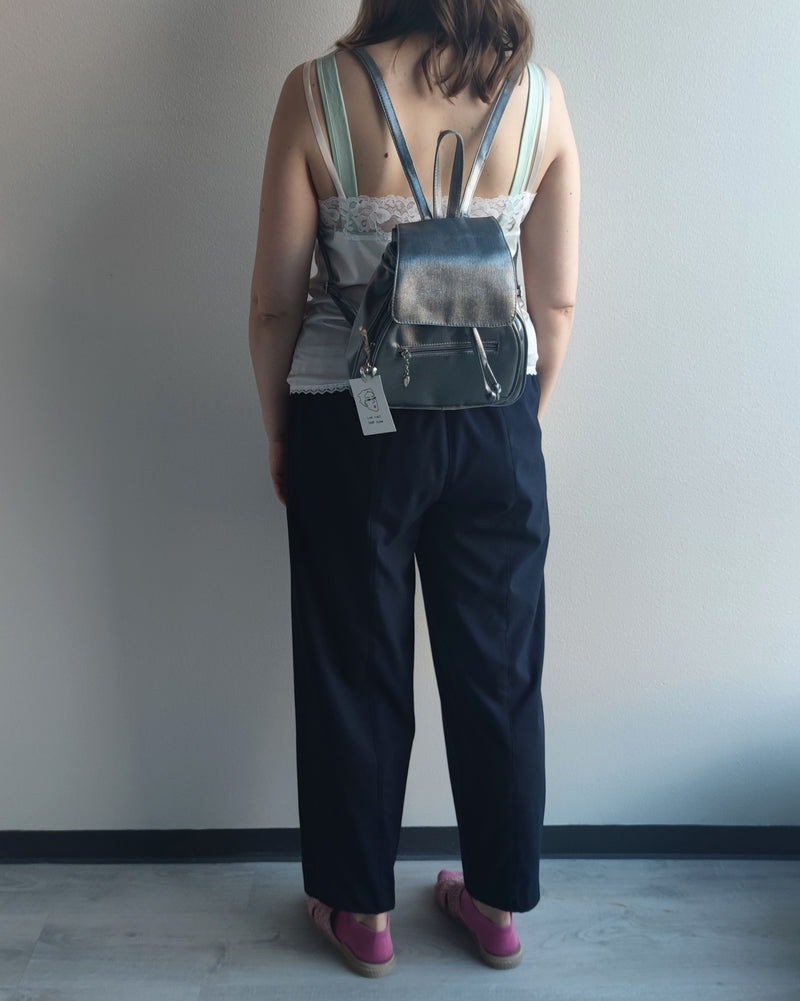 Hopeinen pikkureppu