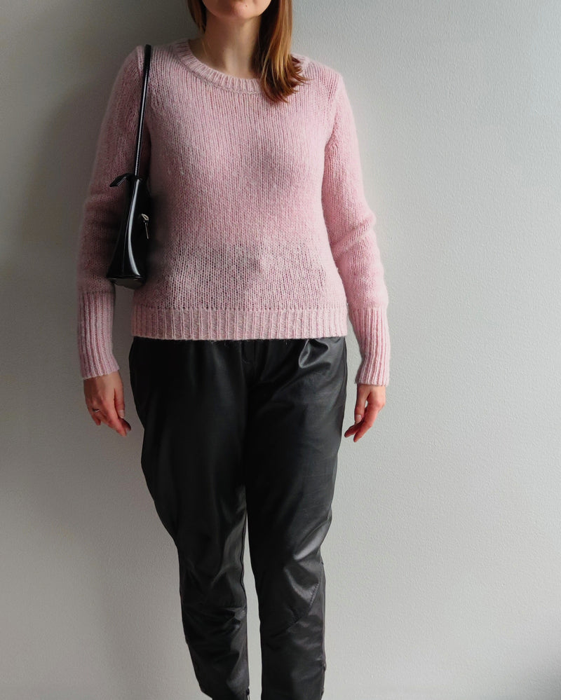 Vaaleanpunainen neule, S