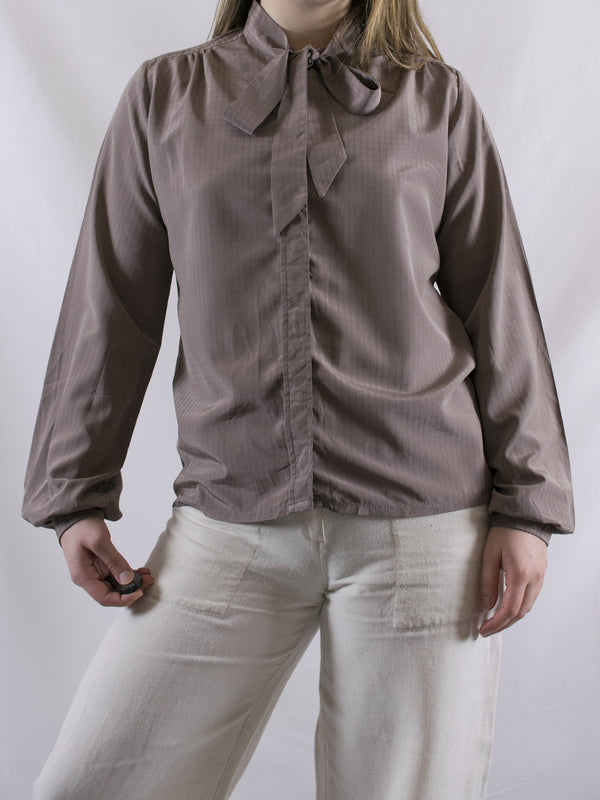 ruskea vintage-paita, ruskea paita, vintage, naisellinen, kierrätetty, second hand, rusettikaulus, solmittava kaulus