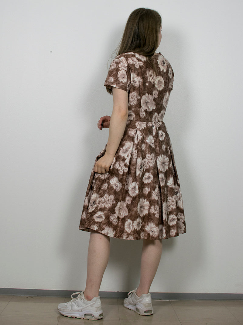 Ruskea kukkakuosinen vintage-mekko, XS-S