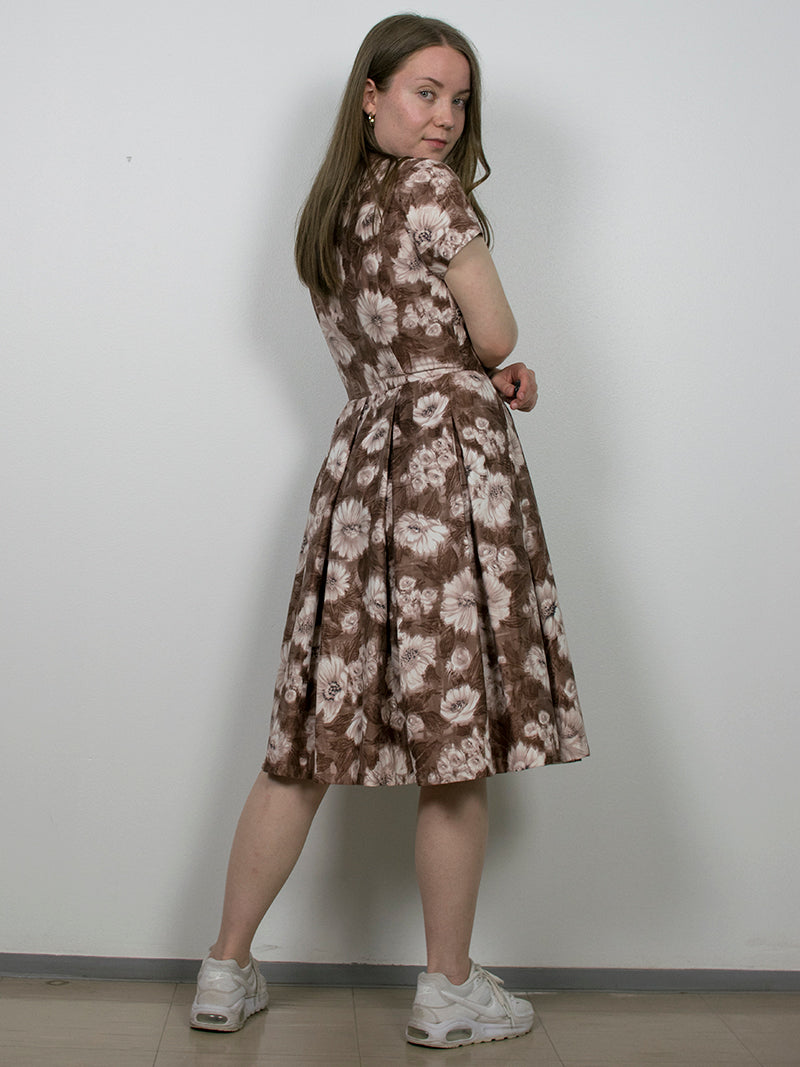 Ruskea kukkakuosinen vintage-mekko, XS-S