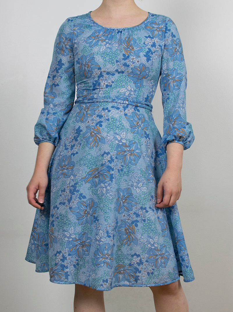 Sininen kukkakuosinen vintage-mekko 70-luvulta, XS