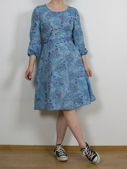 vaaleansininen kukallinen mekko, kukkamekko, 60-luku, 70-luku, kierrätetty, laadukas, vintagemekko