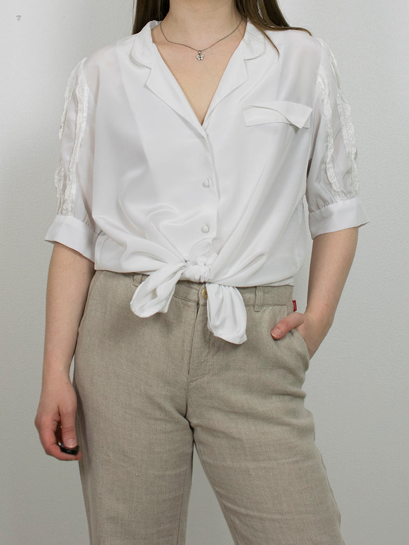 Puhtaanvalkoinen vintage-paita koristeellisilla hihoilla, XL