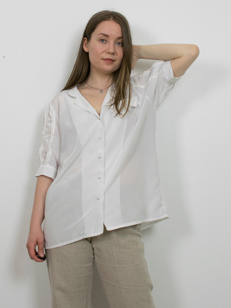 Puhtaanvalkoinen vintage-paita koristeellisilla hihoilla, XL